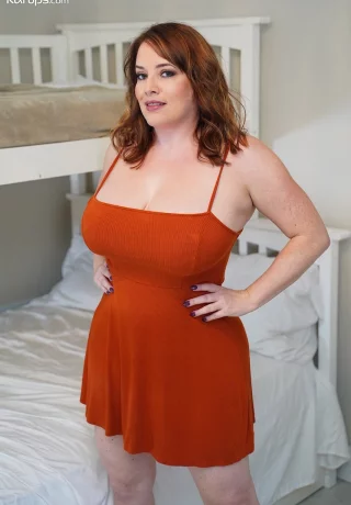 Пухленькая рыжеволосая Мэгги Грин облизывает сосок после того, как обнажила свои огромные сиськи - 1