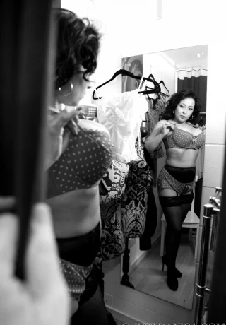 Зрелая женщина Даника Коллинз показывает свои большие сиськи во время слежки - 10