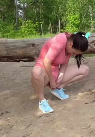 Брюнетка Антония Сайнс приседает на корточки у поваленного дерева, чтобы отлить - 12