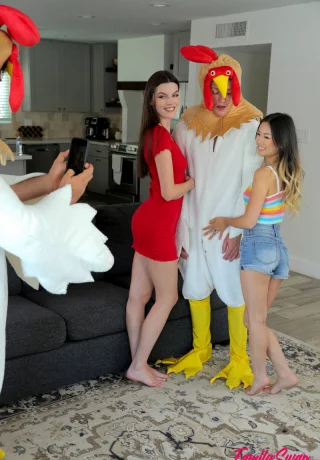 Фиона Фрост и Лулу Чу сидят верхом на мужчинах в костюмах цыплят - 3