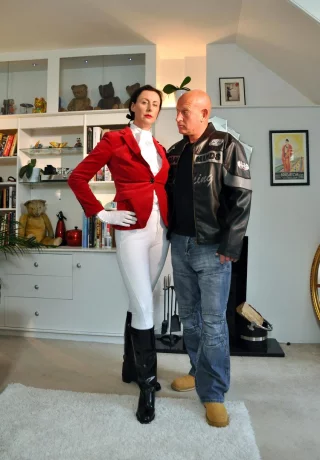 Лара Латекс готова к тому, чтобы ее трахнули в ее брюках для верховой езды с открытой промежностью и сапогах - 1