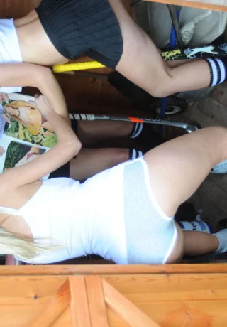 Школьницы находят в сарае журнал для девочек и подражают обнаженным моделям - 9