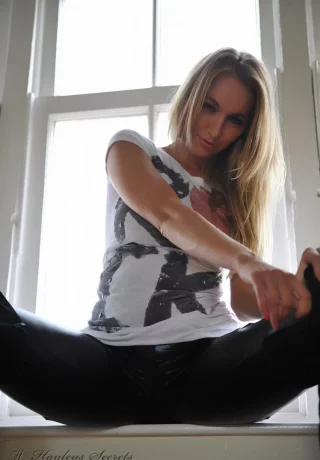 Любительская блондинка Хейли Мари Коппин (Hayley Marie Coppin) демонстрирует свои красивые сиськи у окна - 4