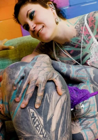 Сильно татуированные девушки занимаются сексом втроем со своим другом-мужчиной - 8