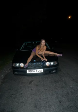 Длинноногая британская цыпочка выставляет свои сиськи напоказ на капоте автомобиля ночью - 13