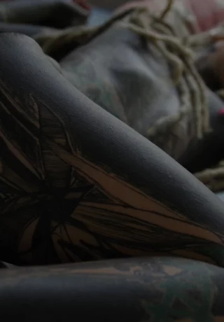 Сильно татуированная девушка Anuskatzz засовывает палец в свою обнаженную киску - 9