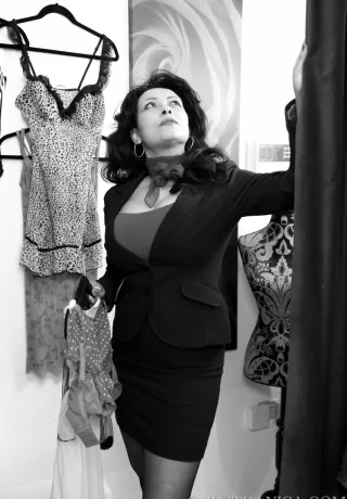 Зрелая женщина Даника Коллинз показывает свои большие сиськи во время слежки - 2