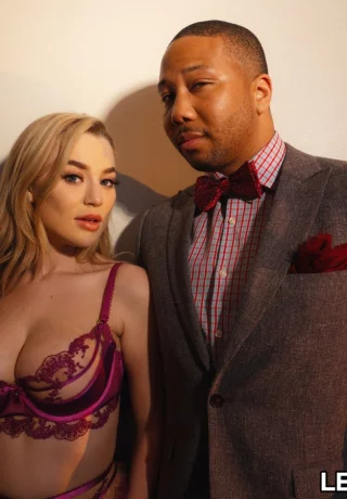 Молоденькая блондинка Блейк Блоссом моделирует нижнее белье и нейлоновые чулки перед встречей с чернокожим мужчиной - 14