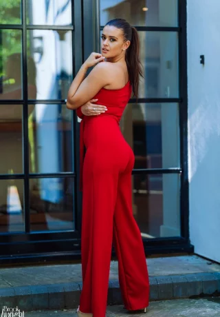 Британская красавица Брук Райт (Brook Wright) обнажает свои большие сиськи из-под красного брючного костюма - 1