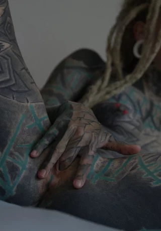 Сильно татуированная девушка Anuskatzz засовывает палец в свою обнаженную киску - 15