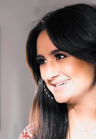 Девушки-лесбиянки собираются вместе для женского секса втроем на диване - 3