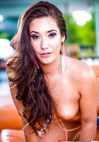 Брюнетка с пистолетом освобождает идеальные сиськи и сексуальную попку от нижнего белья - 13