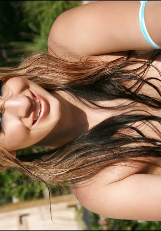 Грудастая красотка Сентябрь Каррино моет свою машину и обнажает свои сиськи - 13