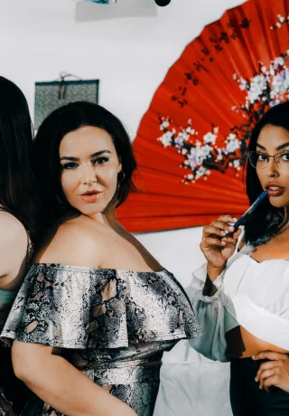 Наташа Найс устраивает лесбийский секс втроем со своей падчерицей и подругой - 1