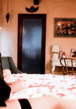 Блондинка средних лет занимается лесбийским сексом втроем с парой молоденьких девушек - 5