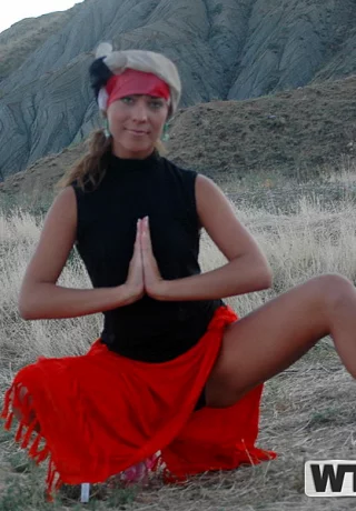 Симпатичная девушка Даша обнажает свое нижнее белье под юбкой во время морского действа - 14