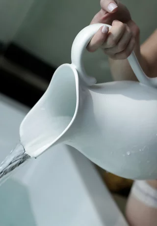 Худенькая рыжеволосая красотка Элль Александра снимает лифчик и трусики перед принятием ванны - 3