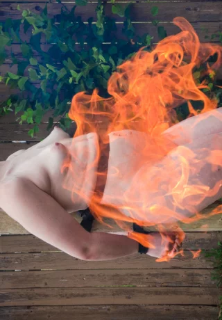 Белокурая рабыня, привязанная к столбу для грубых анальных игр своей госпожой-лесбиянкой - 2