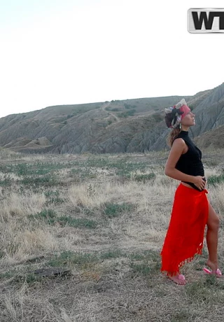 Симпатичная девушка Даша обнажает свое нижнее белье под юбкой во время морского действа - 10