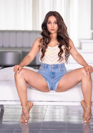 Порнозвезда Джинебра Беллуччи раздевается догола перед тем, как заняться сексом из жопы в рот - 2