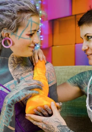 Сильно татуированные девушки занимаются сексом втроем со своим другом-мужчиной - 1