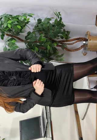 Горячая рыжеволосая секретарша Джен Лавхарт ходит на работу топлесс в блестящих колготках - 1