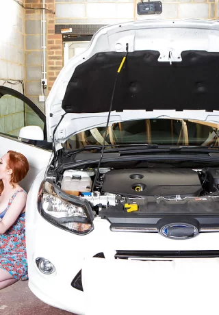 Рыжеволосая молоденькая шлюшка Элла Хьюз отсасывает огромный член на публике - 2