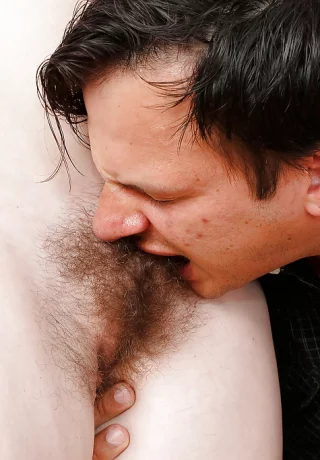 Волосатые девушки Симона Далила и Лара Брукс демонстрируют подмышки и биверы - 3