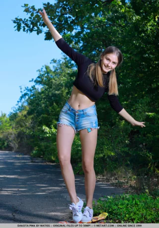 Молодая девушка-одиночка Дакота Пинк обнажает свое божественное тело на мощеной дороге - 1