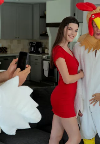 Фиона Фрост и Лулу Чу сидят верхом на мужчинах в костюмах цыплят - 2