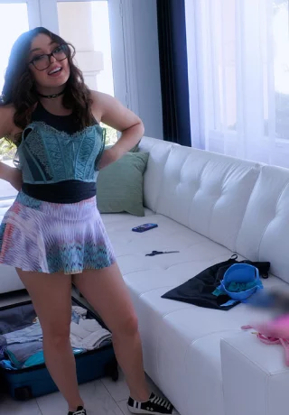 Симпатичная брюнетка Лиана Лавингс занимается межрасовым сексом на кровати - 2