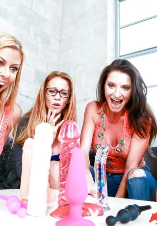 Алексис Фоукс и Нина Дольчи лижут киски и трахаются большим членом на вечеринке секс-игрушек - 1