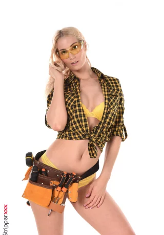 Белокурая работница-строитель Шэрон Уайт раздевается, чтобы подрочить секс-игрушкой - 3