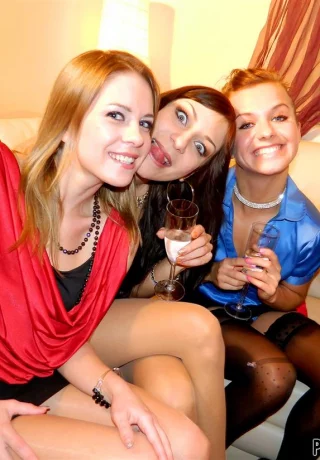 Полностью одетые женщины и их друг-мужчина писают друг на друга после того, как выпили вина - 2