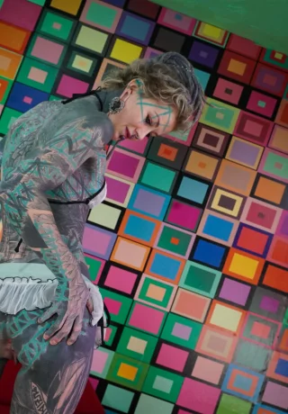 Сильно татуированная девушка дрочит дилдо в своей заднице до и после отсоса члена - 15