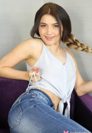 Сольная девушка Адриа Рей вытаскивает кружевные трусики из своей киски во время сольного действия - 1