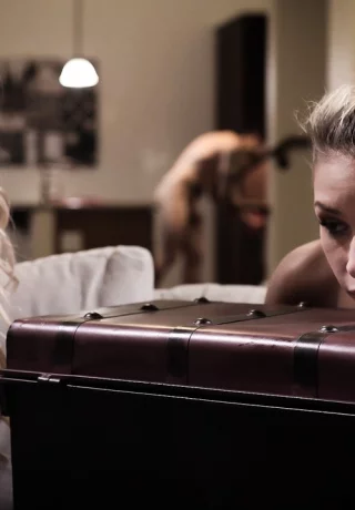 18-летних блондинок Кармен Калиенте и Кензи Ривз обманом заманили в компанию втроем - 15