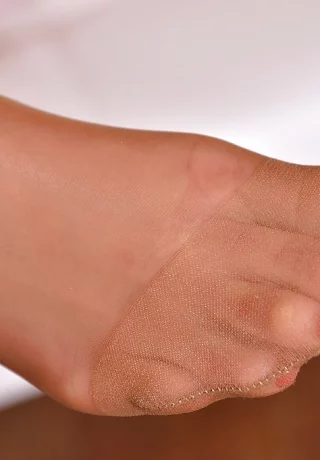 Длинноногая европейская красотка Ивана Шугар соскальзывает с высоких каблуков в колготках - 4