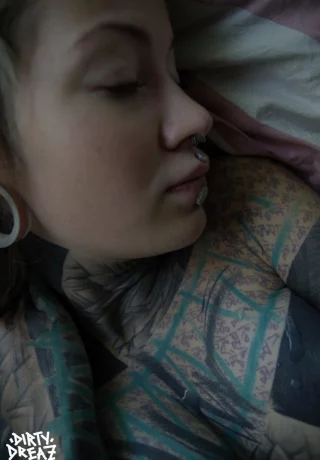 Сильно татуированная девушка Anuskatzz засовывает палец в свою обнаженную киску - 6