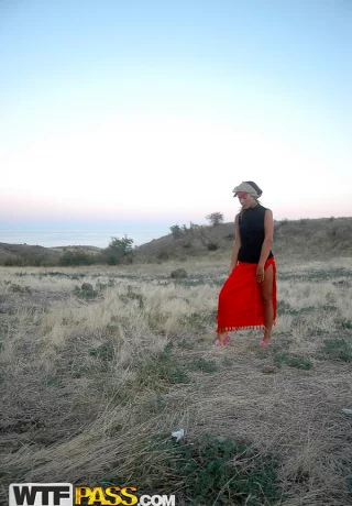 Симпатичная девушка Даша обнажает свое нижнее белье под юбкой во время морского действа - 4