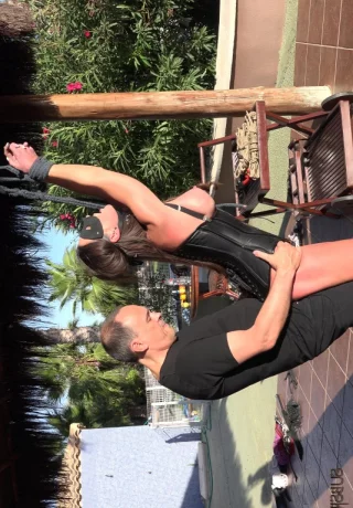 2 женщины обнаруживают, что их пороли после того, как их связали - 13