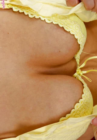 Игривая блондинка-соблазнительница в костюме грейхаунд, демонстрирующем ее великолепные изгибы - 5