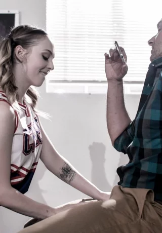 Студентка-блондинка Лили Ларимар занимается сексом со своим учителем - 6