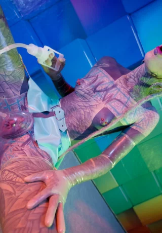 Татуированная уродка Anuskatzz мастурбирует игрушками на консольных каблуках - 8