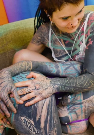 Сильно татуированные девушки занимаются сексом втроем со своим другом-мужчиной - 9