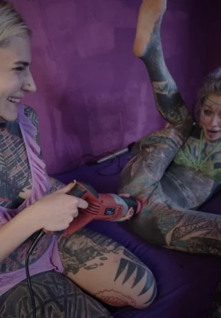 Сильно татуированные девушки Anuskatzz и Serpienta используют извращенные секс-игрушки на своих вагинах - 14