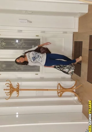 Горячая брюнетка приходит на свидание вслепую и кончает жестким анальным сексом - 1