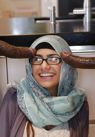 Ботаничка с большими сиськами Миа Халифа трахается втроем с двумя членами - 5