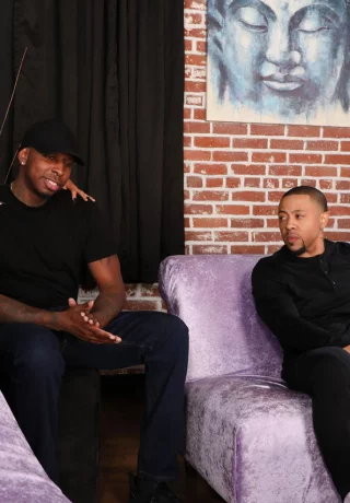 Блондинку Скайлар Вокс трахает группа чернокожих мужчин - 1