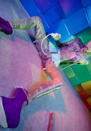 Татуированная уродка Anuskatzz мастурбирует игрушками на консольных каблуках - 6